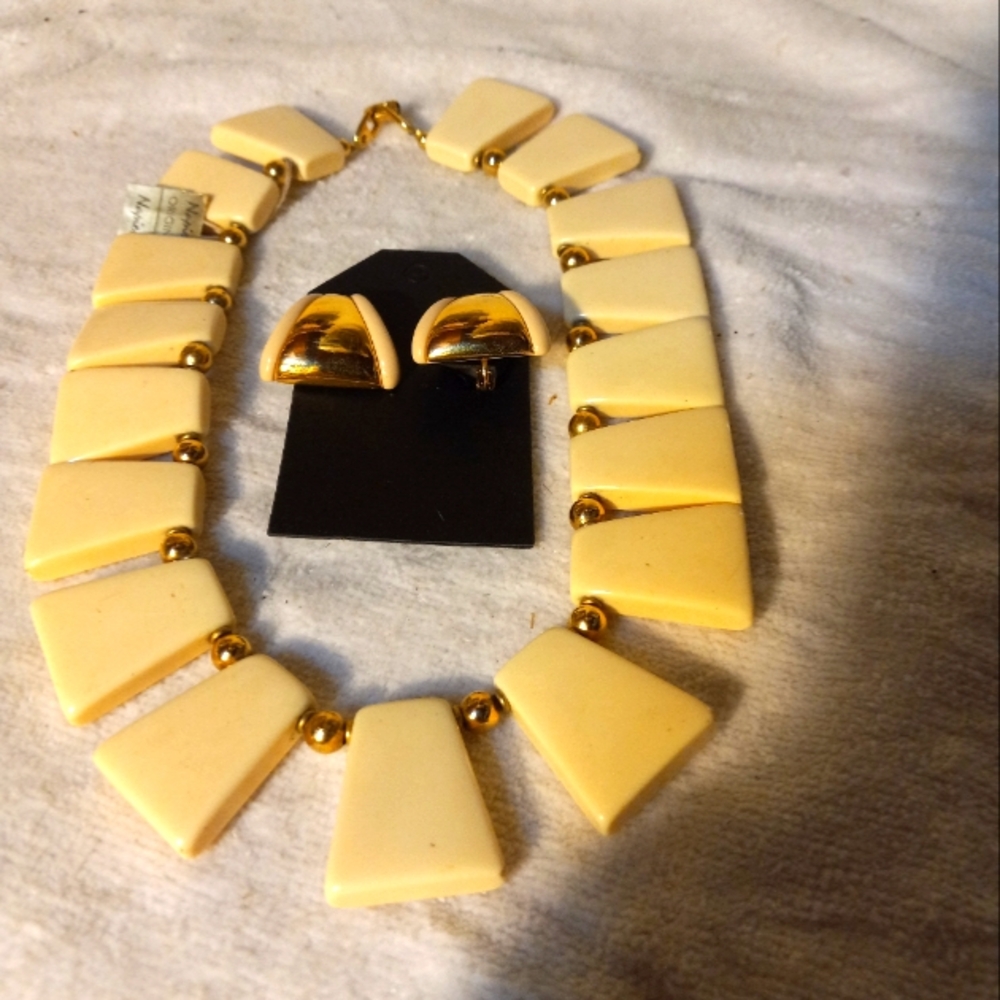 Used,not new 2pc. 16in . choker cream necklace &matching pierced earrings